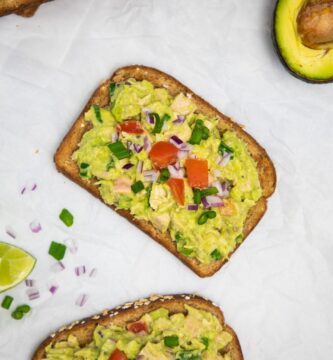 Ensalada de atún y aguacate sobre tostadas