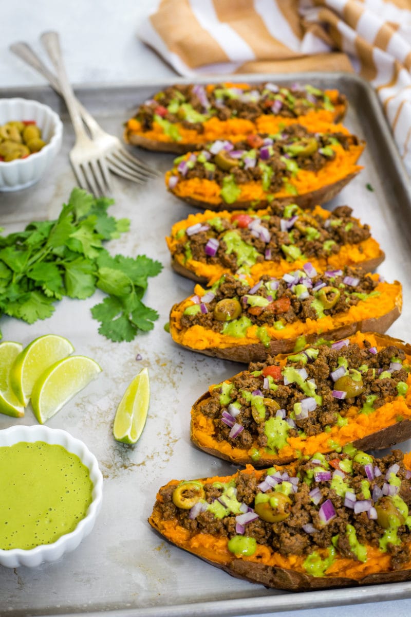 Batatas rellenas junto a rodajas de limón