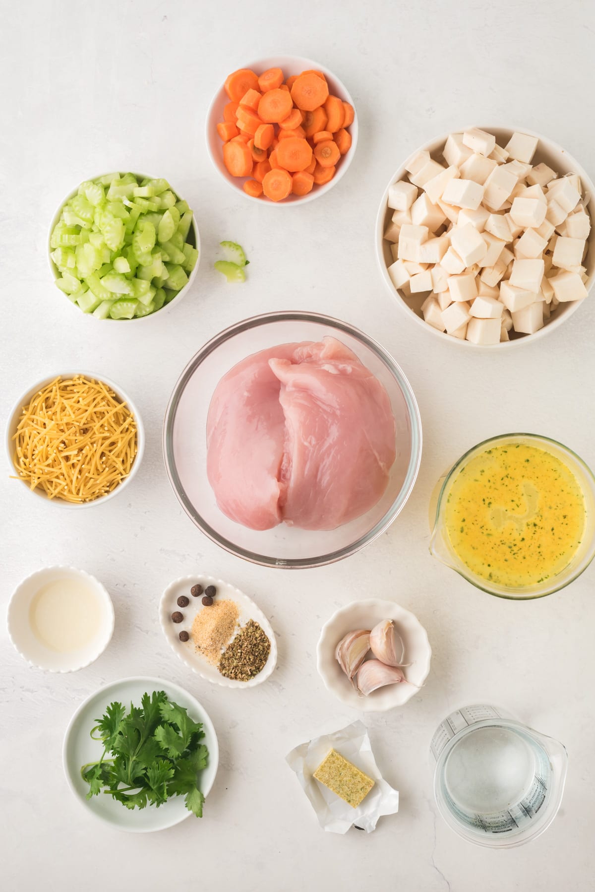 Ingredientes en tazones de vidrio sobre una encimera