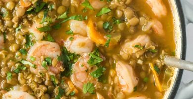 Sopa de Lentejas con Camarones en un horno holandés