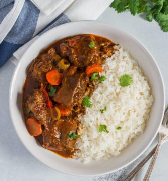 Rabo Encendio servido en plato blanco con arroz