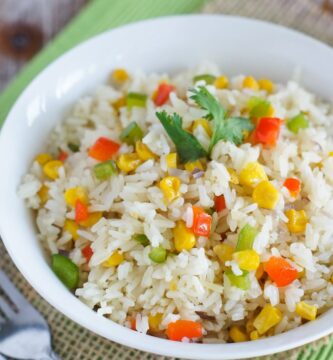 Servido en un plato blanco