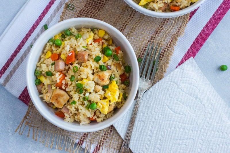 Arroz Frito fácil y delicioso (Chofán Dominicano). El plato perfecto de 20 minutos para ayudar a limpiar su refrigerador.