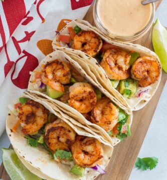 Tacos de Camarones con Salsa Chipotle de Piña