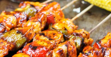 Pinchos de pollo con miel y chipotle en una bandeja para hornear