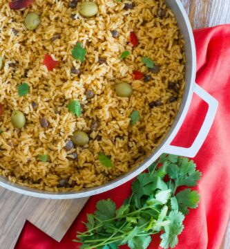 Arroz con Guandules ~ Este delicioso arroz es el plato preferido en cada cena de Navidad dominicana y puertorriqueña. Hecho con guandules y una mezcla de condimentos latinos, este popular plato de arroz es perfecto para la Nochebuena. #NochebuenaConIMUSA #ad