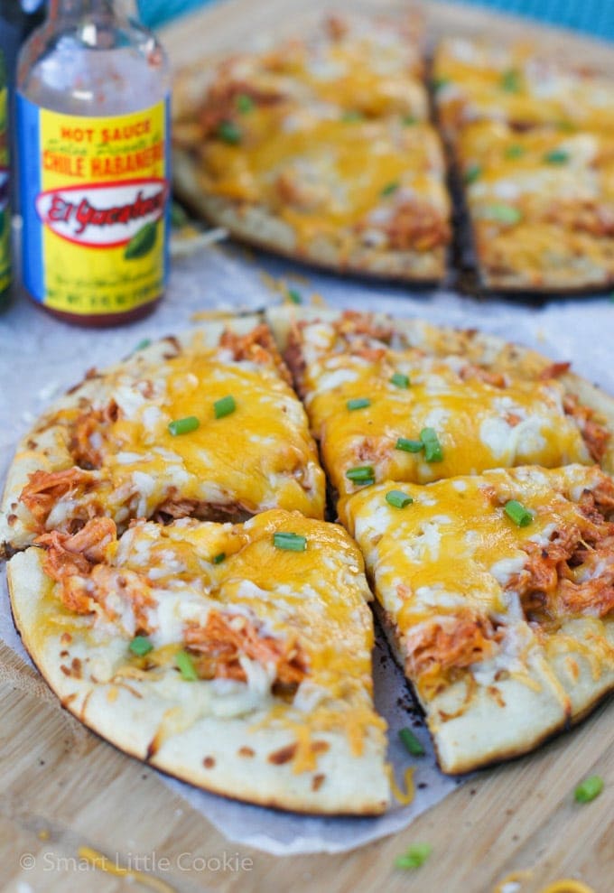 Mini Pizza de Pollo Buffalo cortada y lista para comer