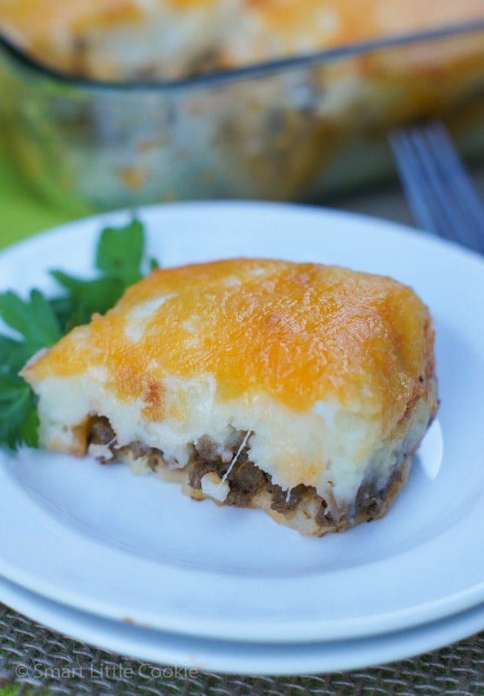 Pastelón servido con queso derretido