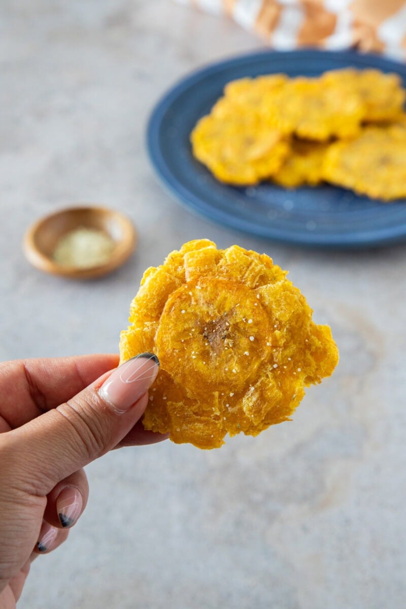 ¡Estos tostones perfectamente dorados se hacen en la freidora de aire para darle un toque más saludable a un clásico dominicano! Crujientes por fuera, suaves por dentro y ligeramente saladas, son el mejor bocadillo o guarnición, listas en poco tiempo y sin todo el aceite.