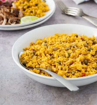 Moro de Guandules con Coco (Receta Fácil En Una Sola Olla)