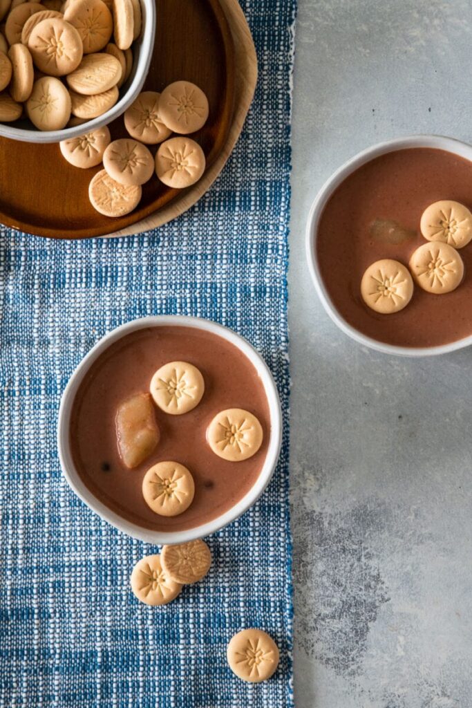 habichuelas con dulce dominicanas servidas en un tazón con galletas y canela