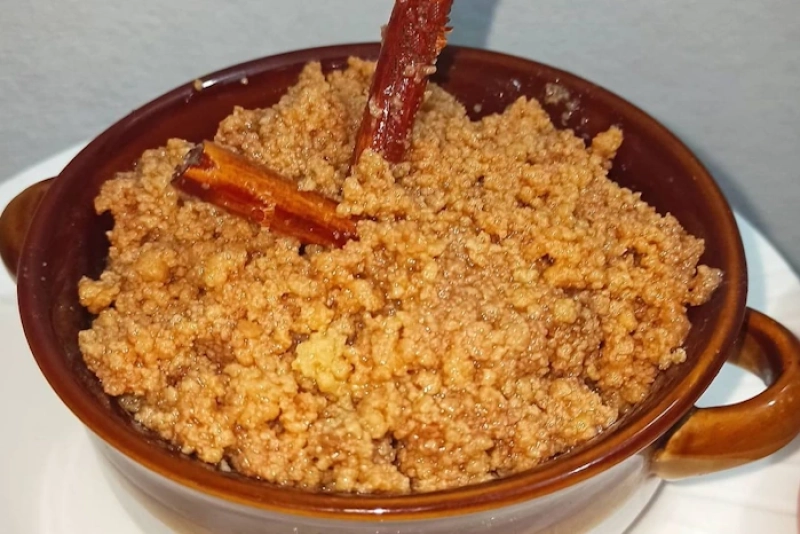 Dulce de leche cortada servido en un plato, típico postre dominicano