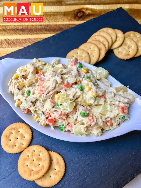 ensalada de pollo fresca servida en un plato con vegetales