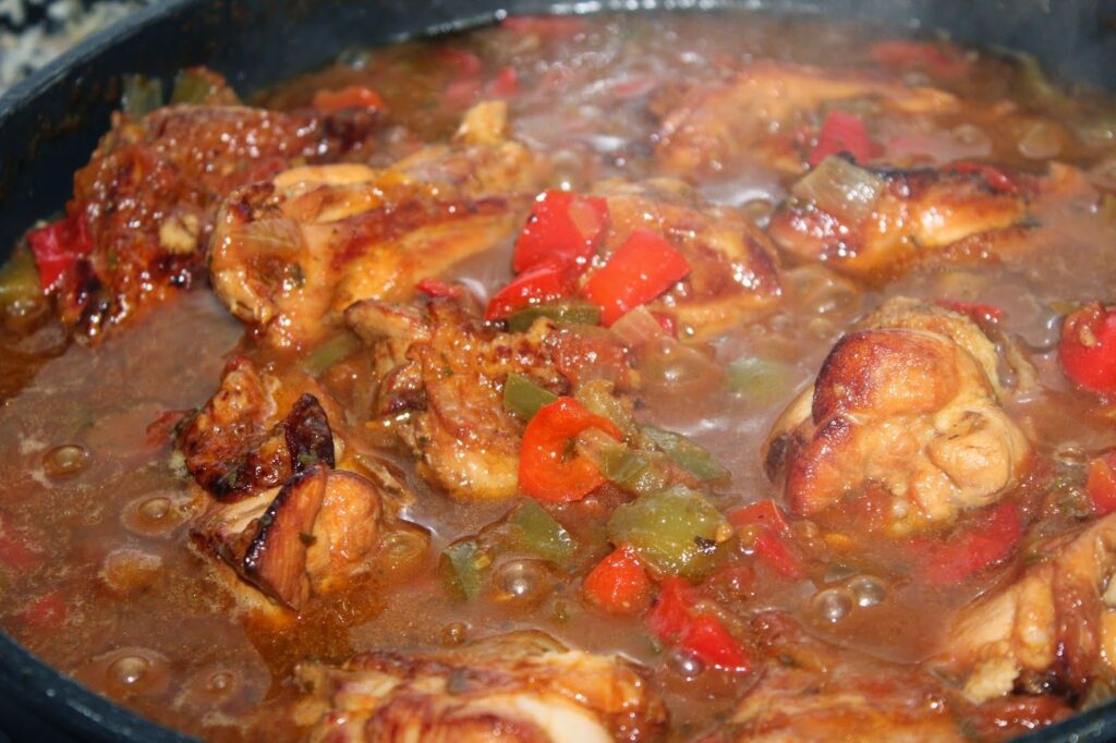 delicioso pollo guisado al estilo dominicano
