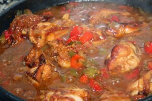 delicioso pollo guisado al estilo dominicano